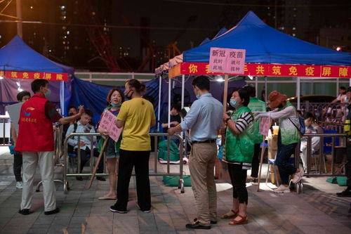 上海这个商场疫苗接种点成网红,志愿者推过轮椅,抱过小孩,牵过狗
