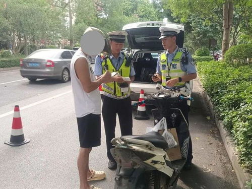 闯红灯逆行不戴安全头盔南宁交警曝光严查