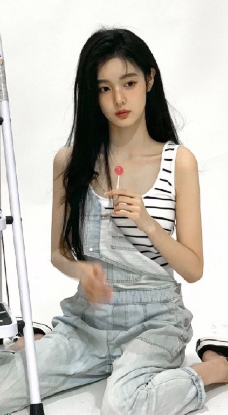 吴亦凡约会18岁女网红女方练体操双腿超长,与前任接吻照被曝光