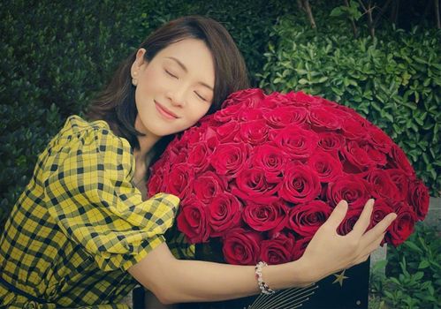 章子怡晒大束玫瑰表白汪峰闭眼微笑好幸福,结婚6年被宠成公主