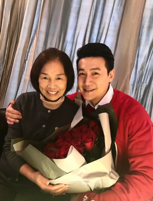 陆毅晒43岁生日照,和俩女儿穿亲子装,被女儿老婆轮流亲脸颊