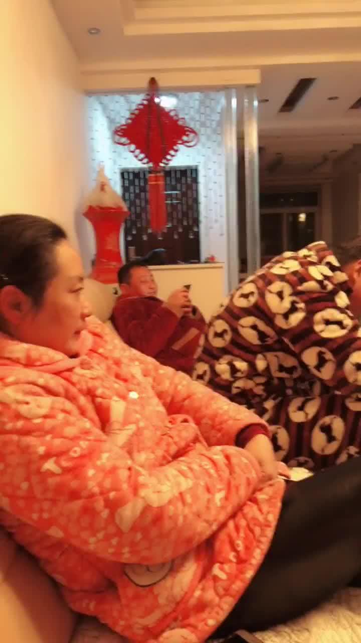 我爸我妈的表情神同步啊老妈的眼睛都在发光啊全程憋笑,手在颤抖