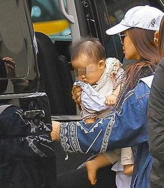 伊能静抱女儿现身素颜等车全程无笑难道带娃复工累著了