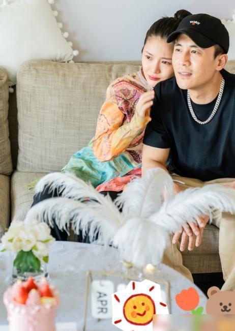 杜淳为女儿庆祝满月,王灿产后首露全身照,穿着宽松难掩发福体态