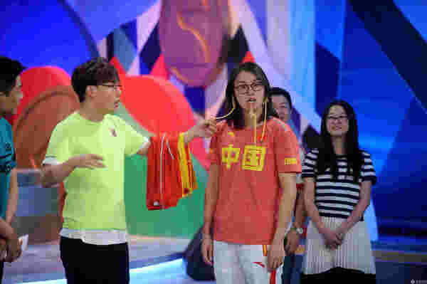 傅园慧中国冠军范狂撒表情包现场背起男观众
