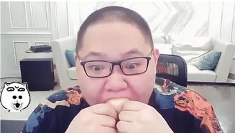 pdd面无表情吃柠檬,结果一下没绷住,表情让网友直呼过瘾