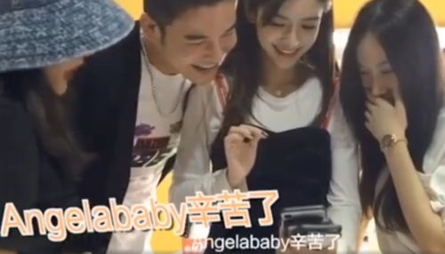 谈到小海绵的近况,学会了葵花点穴手和打怪兽,口头禅是妈妈救我
