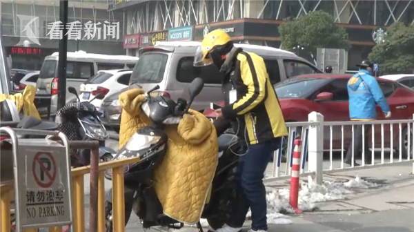 风雨天点外卖加重小哥负担外卖小哥点点点