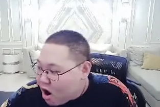 pdd斗地主被卢本伟附体,他十张牌能秒我随后pdd表情亮了