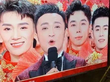 牛年春晚十大亮点岳云鹏实力挽救口误,吴京成为表情包