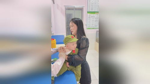 看这表情到底是给宝宝打针还是给妈妈打