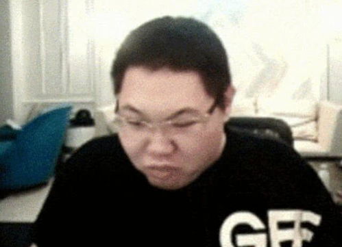 反向抽烟已是过去式,pdd又有新动作,又是一个表情包
