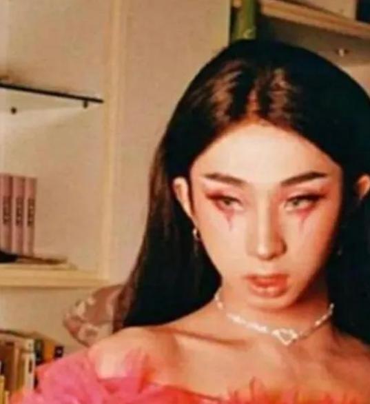 钟丽缇大女儿尺度有多大曾当众脱内衣裤子和两男浴缸拍照