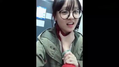 大学女生模仿小品片段,这表情相当到位啊,妹子很可爱