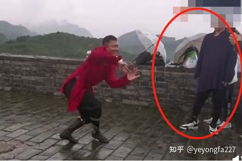 印小天被曝光站在长城墙上跳舞景区回应