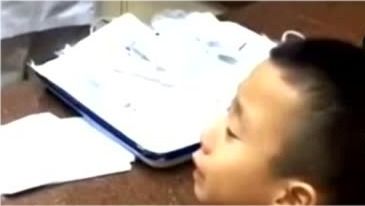 5岁男孩打针不停碎碎念,边称赞护士边安慰自己,那表情是认真的吗