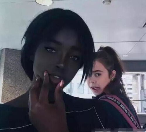 大姐你这打扮确实够任性,走在巷子里我都为你感到羞愧